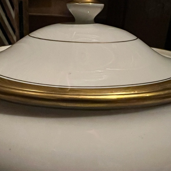 Vintage 22k yellow gold trim and cream large bowl with lid 6.2”high;7.4”diameter - Picture 2 of 12